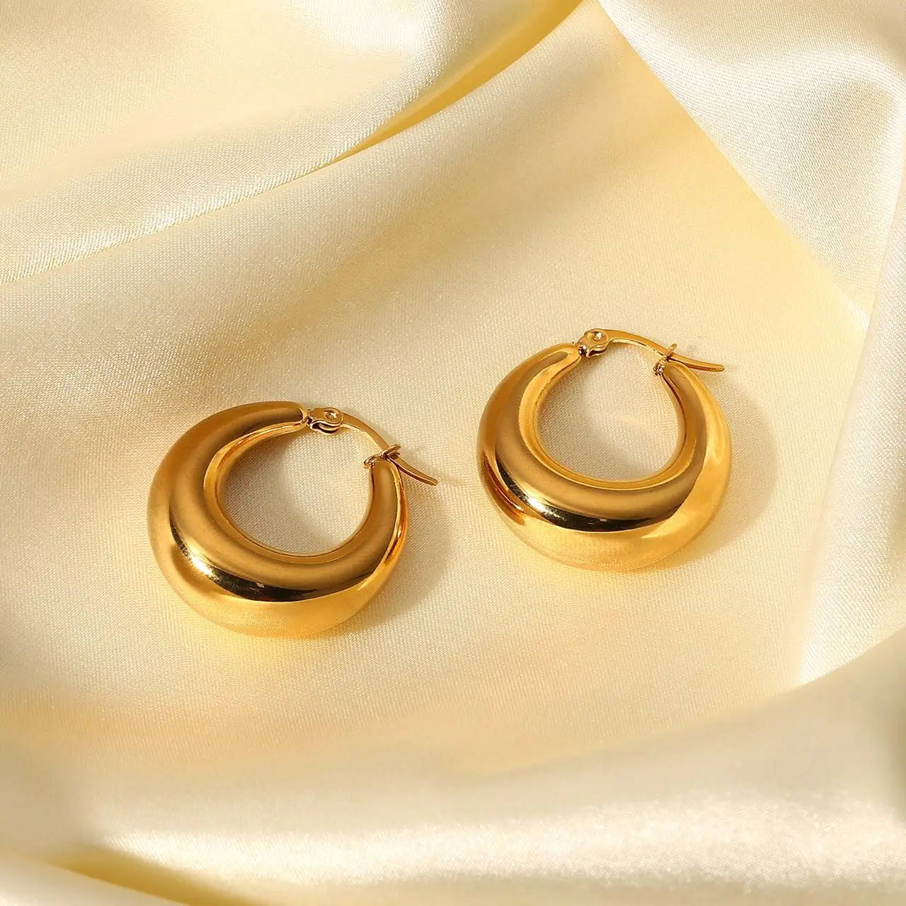 

2024 fashion jewelry Ins Chunky Stainless Steel 14k Gold Plated Earrings Jewelry Smooth Flat Hoop Earrings For Women