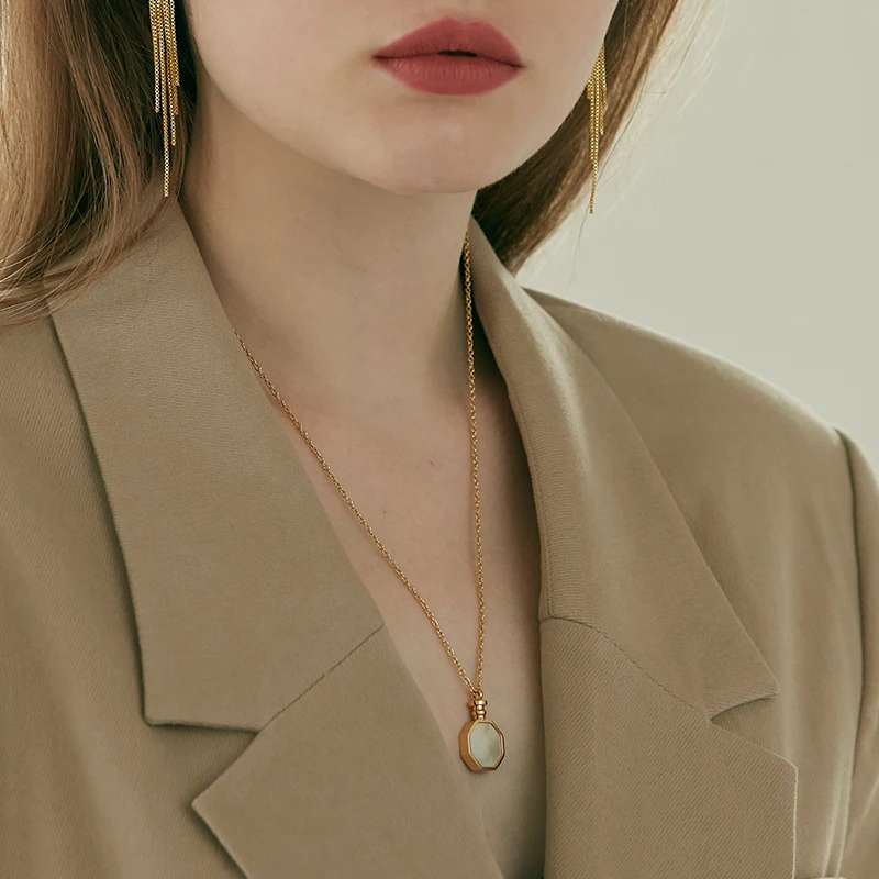 

Charare 18k gold chain natural shell pendant necklace for women