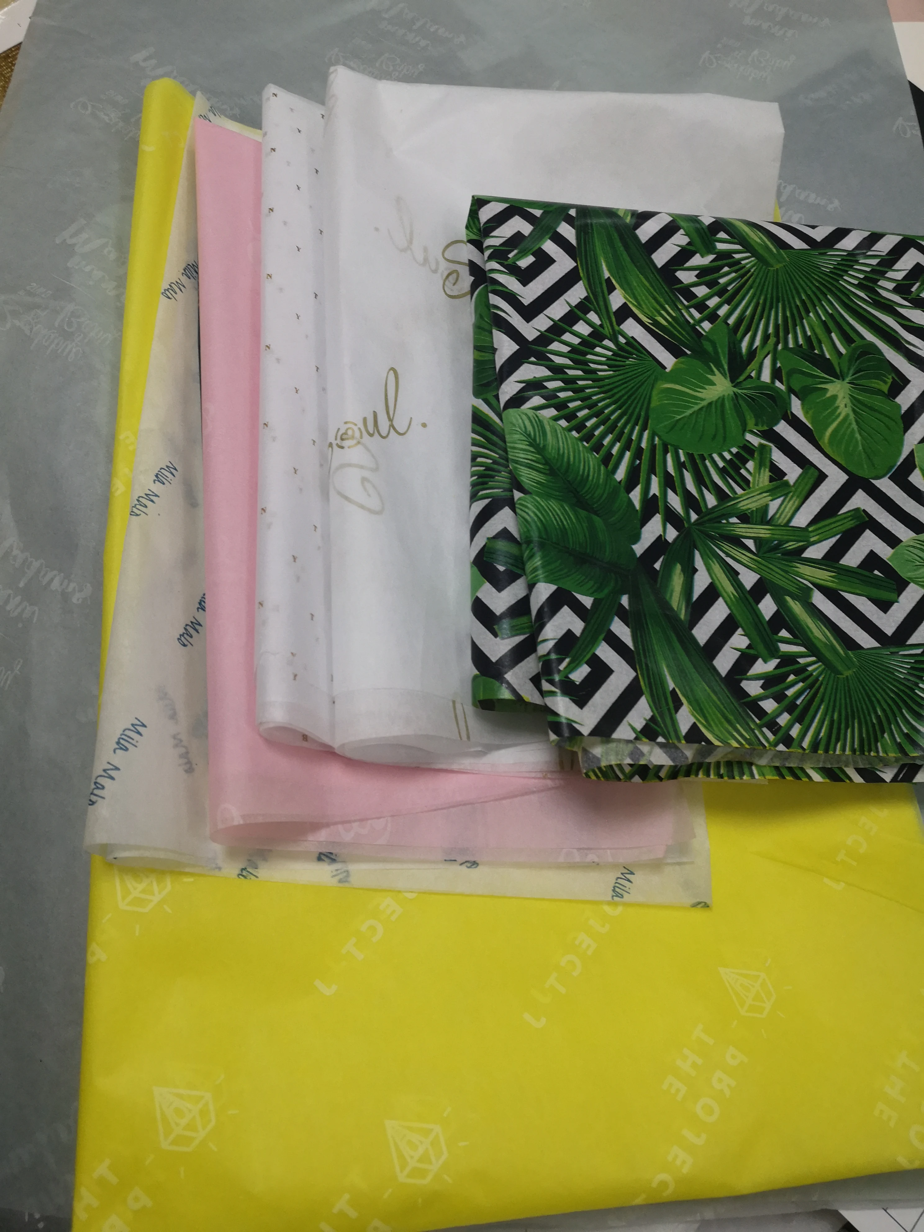 
Cheap China manufacturer gold logo pink paper tissue paper wrapping/gift tissue paper 