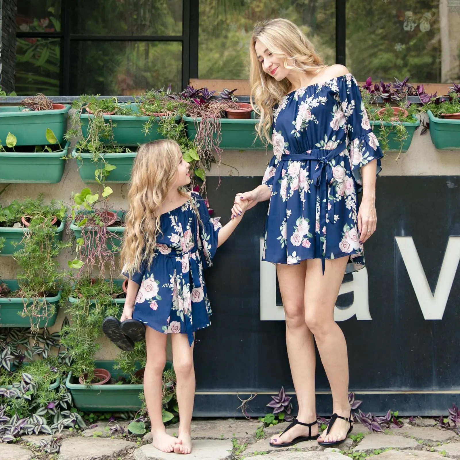 

Floral Printed clothing mother and daughter off shoulder mommy and me short Beach dress falbala mother daughter combo dresses, Navy-blue,black
