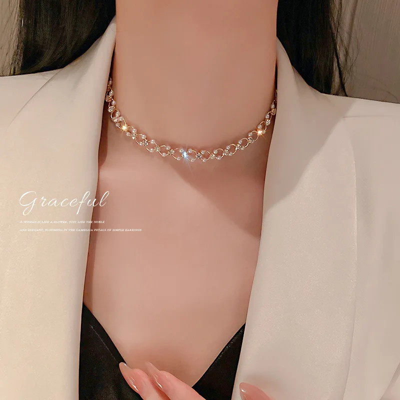 

2022 Fashion Hollow Pearl Necklace Gold Plated Personality Choker Chain Necklace Romantic Rhinestones White Pearl Necklace