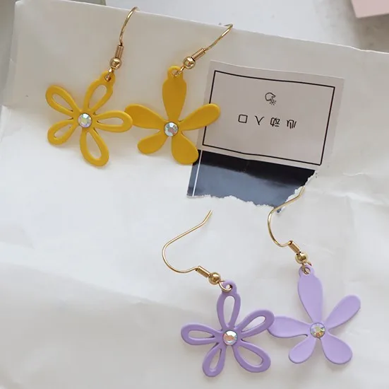 

Japanese and Korean Jewelry Purple Yellow Daisy Flower Asymmetric Spring Trendy Ladies Rhinestone Alloy Flower Drop Earrings, Yellow, purple