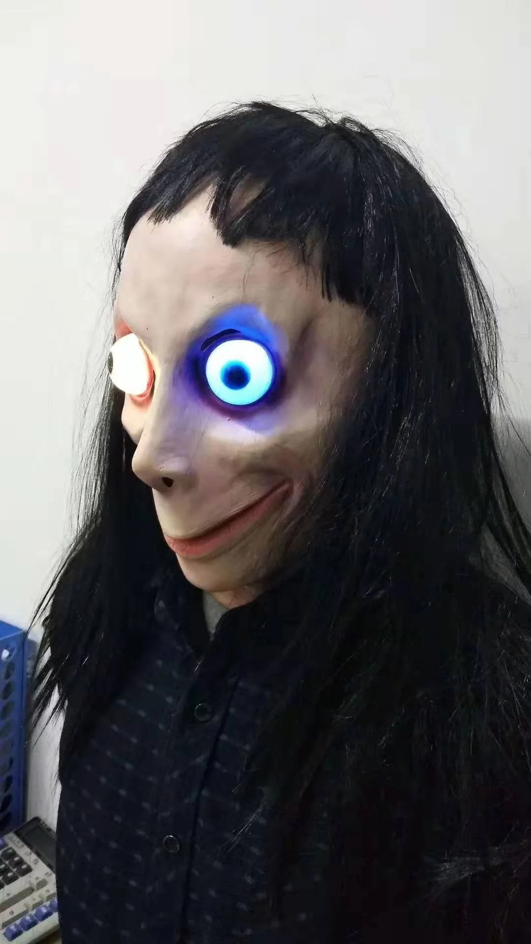 最新的万圣节乳胶头面具 momo 面具与 led 眼睛