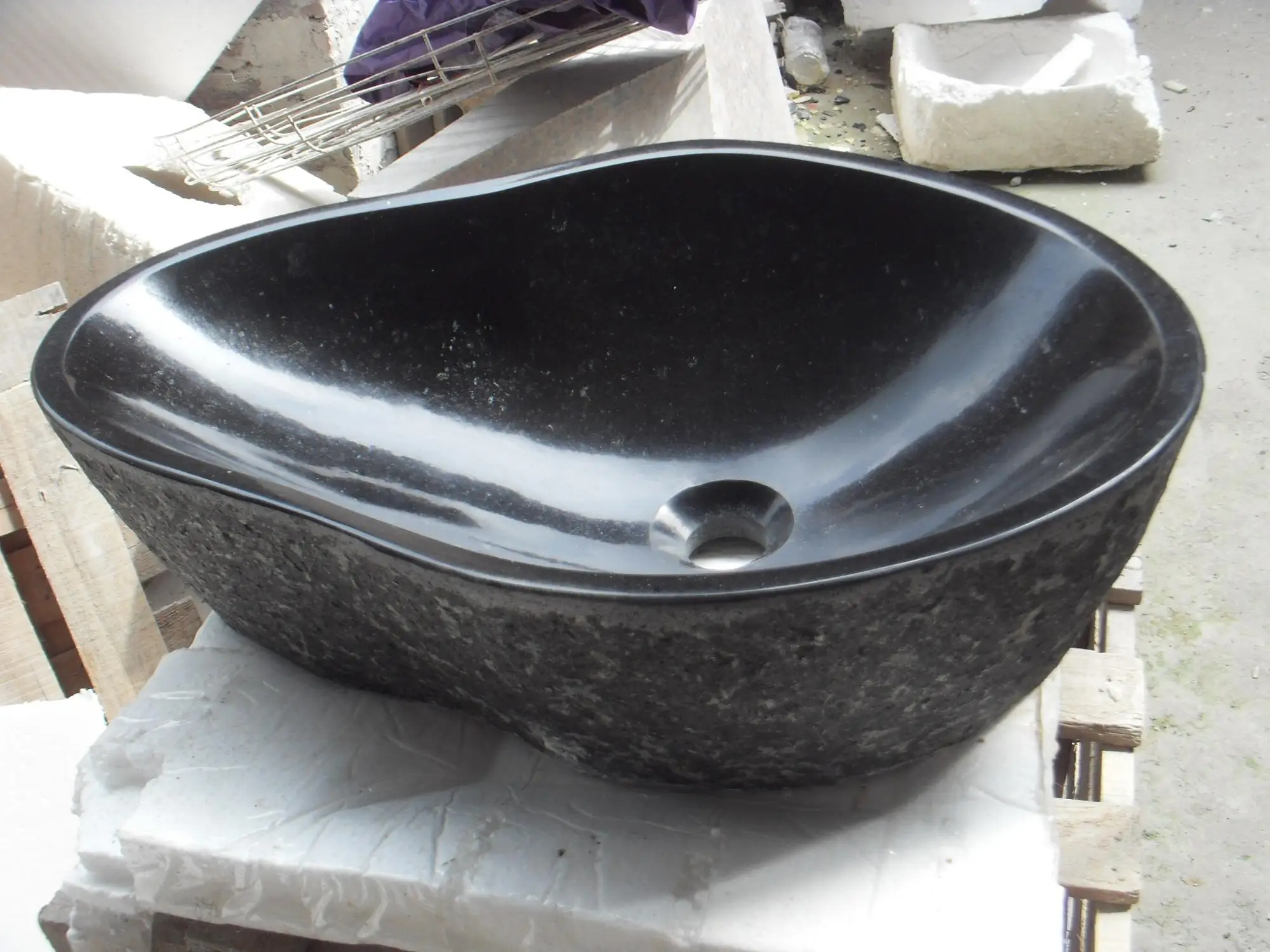 粗糙的表面盆黑色的石头水槽艺术洗手盆