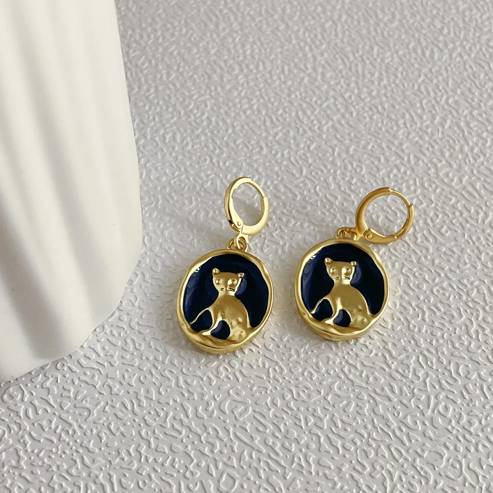 

Vershal A4-288 Korea Simple Vintage Black Enamel Gold Cat Huggie Earrings For Women