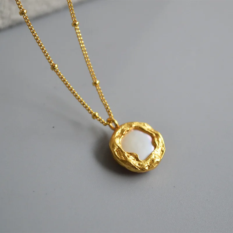 

18K Gold Plated Textured Coin White Shell Charm Necklaces Natural Baroque Round Flat Freshwater Pearl Pendant Necklace