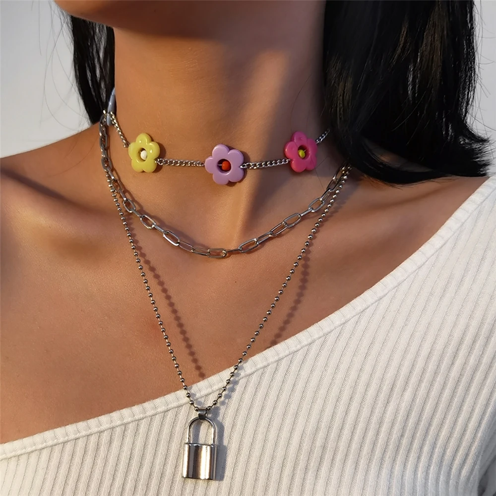 

Hand cut out bead Flower Necklace female retro lock cross chain necklace, White k 0987