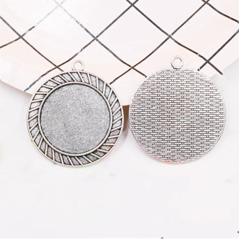 

2021 Hot Selling Wholesale Classic Fashion 41mmx46mm Blank Alloy Pendant Pallet Round Pendant, Antique silver tone/antique bronze