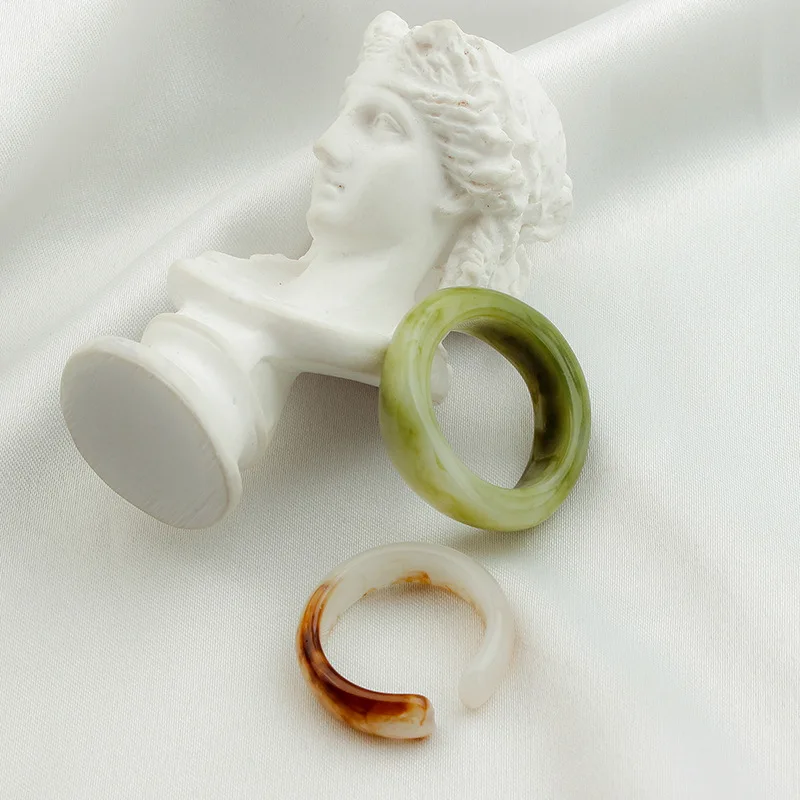 

Korean Simple Design Green Acrylic Finger Ring Elegant Stacked Dyed Resin Ring For Women