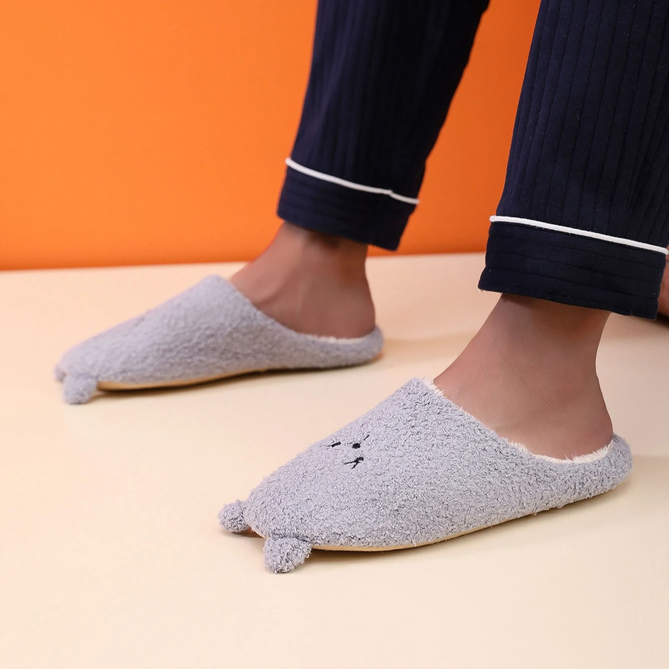 

Hot Sale Indoor Slippers Warm Plush Home Slipper Anti Slip Winter Shoes House Slippers, Optional