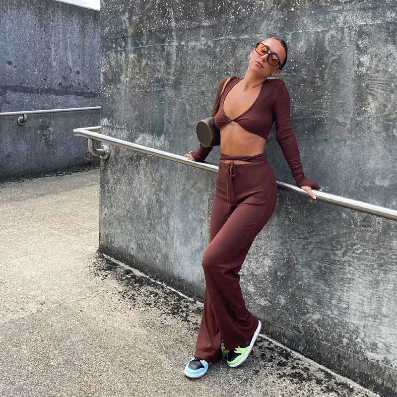 

New trendy fall 2021 2 piece women clothes elegant two piece long sleeve crop top high waists flare pants set, Photo shows