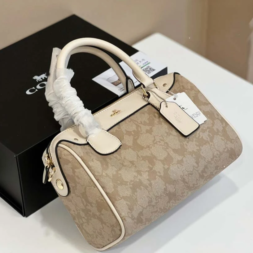 

2022 Latest Fashion Designer Pillow Bags PU Leather Women's Handbag Shopping Tote Bag With Large Capacity, Picture shows