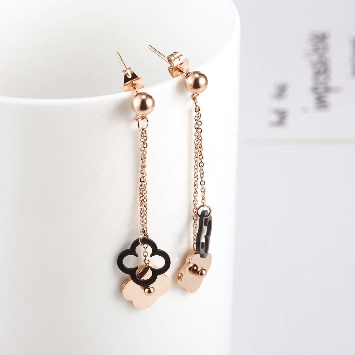 

Popular Fashion Gold Plated Crystal Stud Earrings Young Lady Fashion Accessories Jewelry Cubic Zirconia Drop Earrings, Picture shows