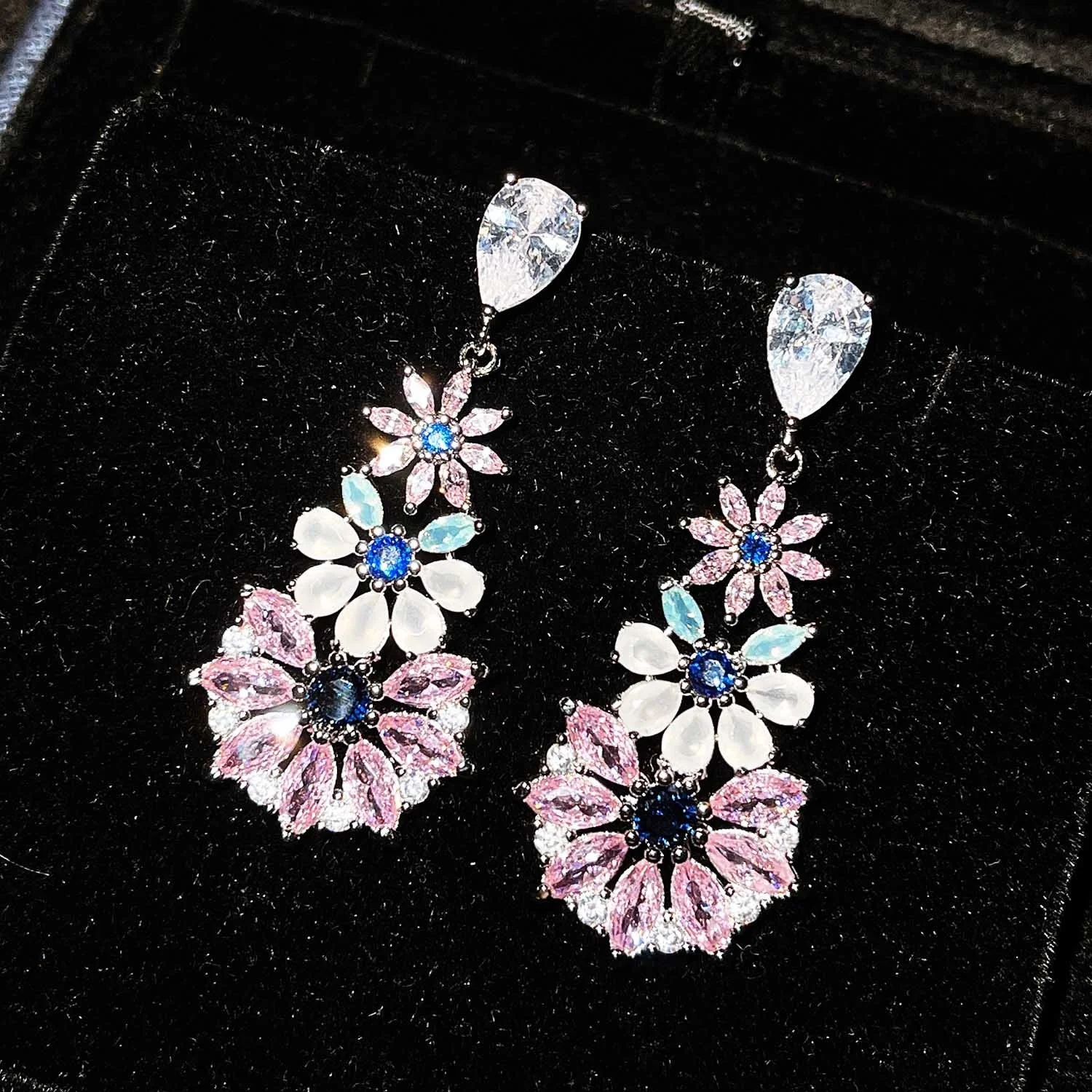 

Exquisite Crystal Flower Drop Earrings For Women Jewelry Gift Luxury Zircon Pink Red Earring Female Party Accessories On Ear, Picture shows