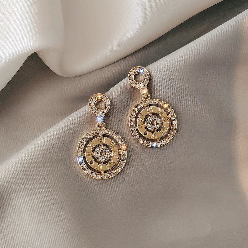 

Classic Roman numerals atmospheric light luxury earrings ladies style temperament all-match silver needle exquisite earrings