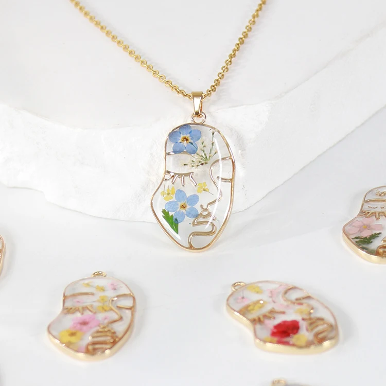 

Custom Resin Flower Abstract Face Shaped Pendant Necklace Lateral Face Epoxy Dry Flower Necklace For Women