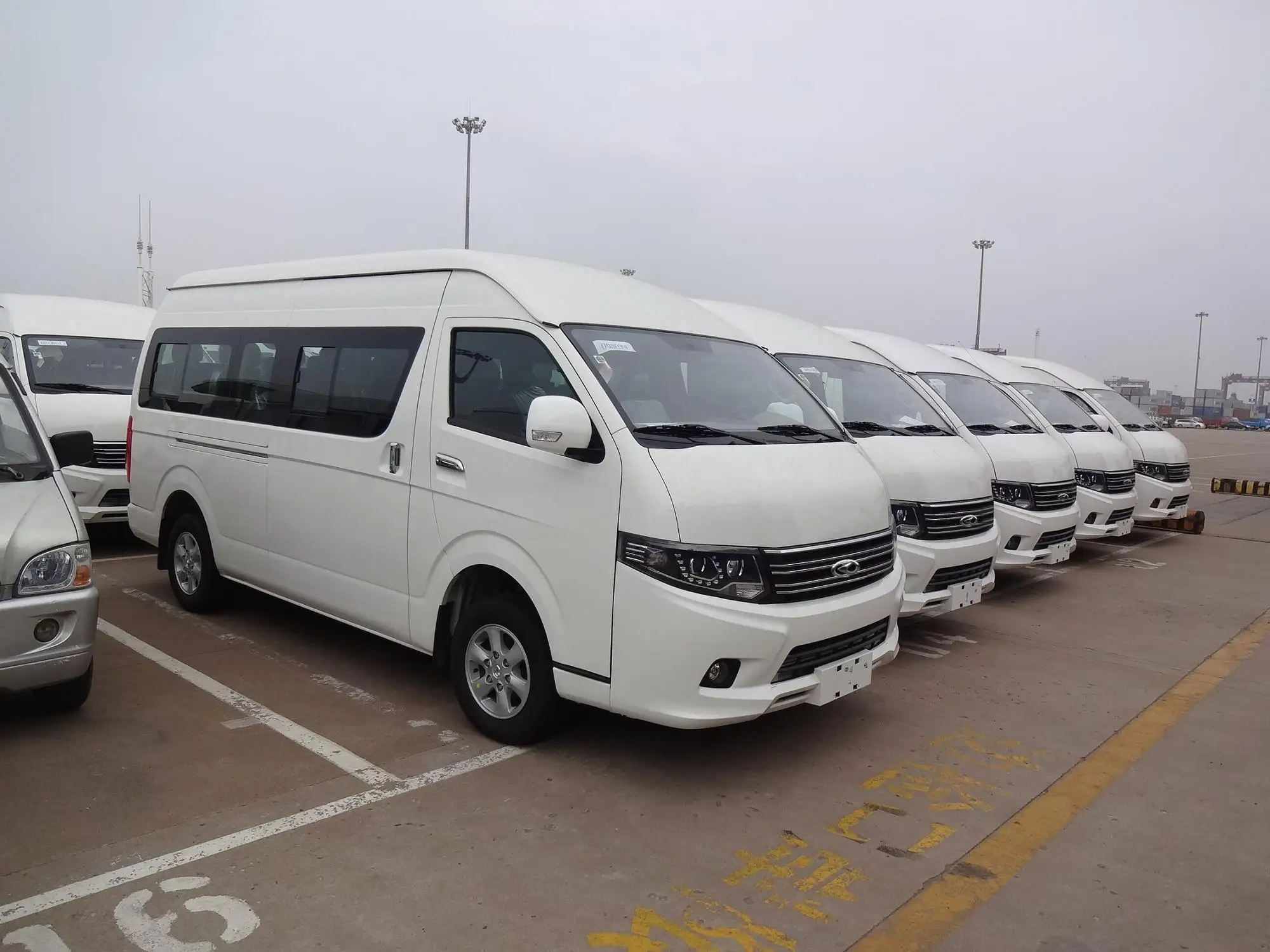 热销中国制造型号 a5 小巴微型巴士迷你巴士与 15 座丰田 4rb2 汽油