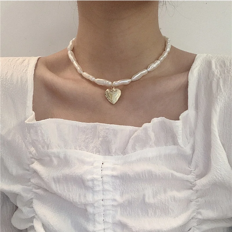 

Single Strand Imitation Pearl Love Pendant Metal Necklace Baroque Palace Style Heart Open Exquisite Choker Clavicle Necklace