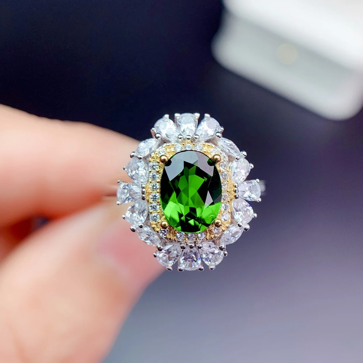 

Vintage Female Green Zircon Stone Ring Luxury Engagement Ring Oval Crystal Wedding Rings For Women Jewelry, Picture shows