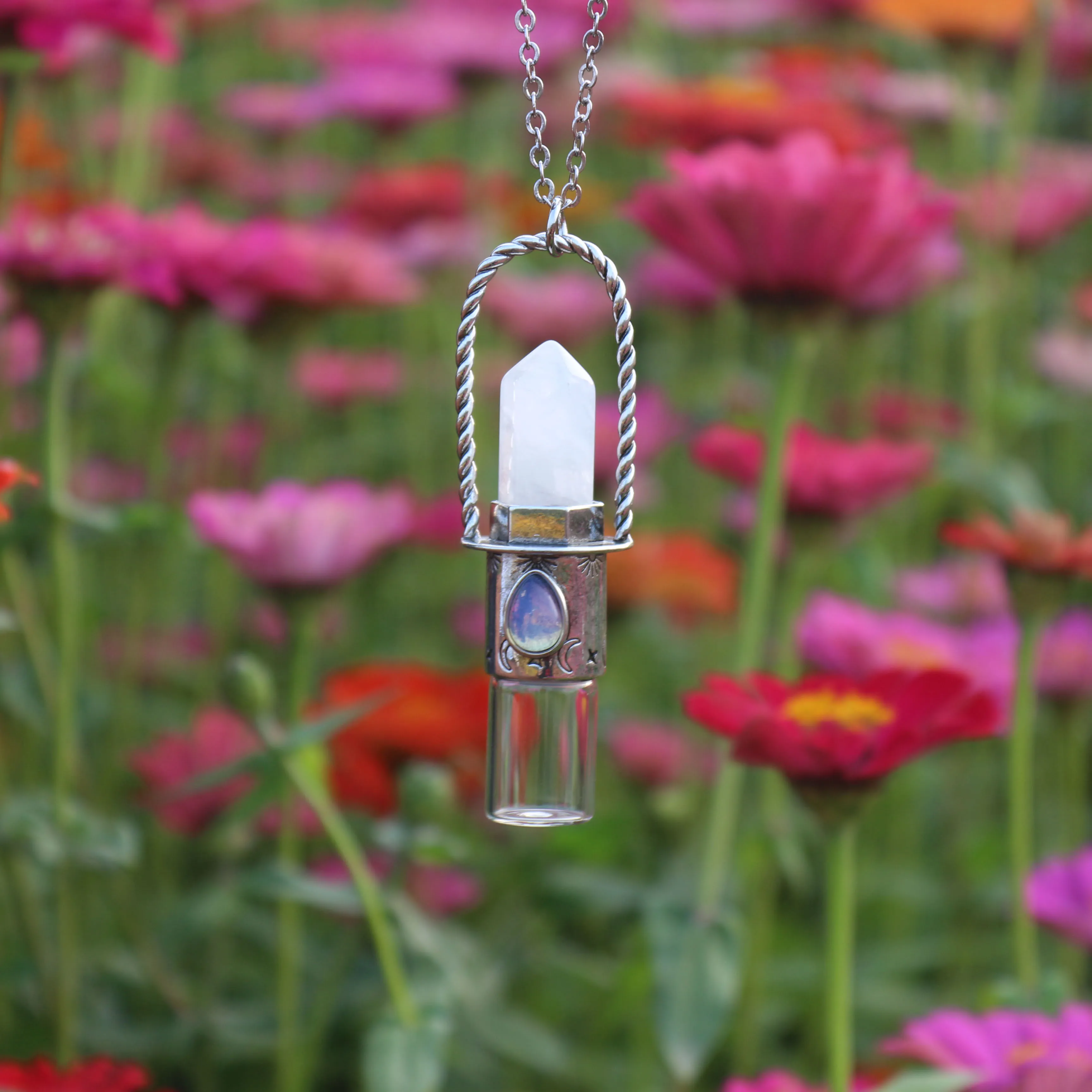 

New Designer Trendy Custom Fashion Crystal Beautiful Essential Oil Diffuser Charm Crystal Oil Perfume Bottle Necklace