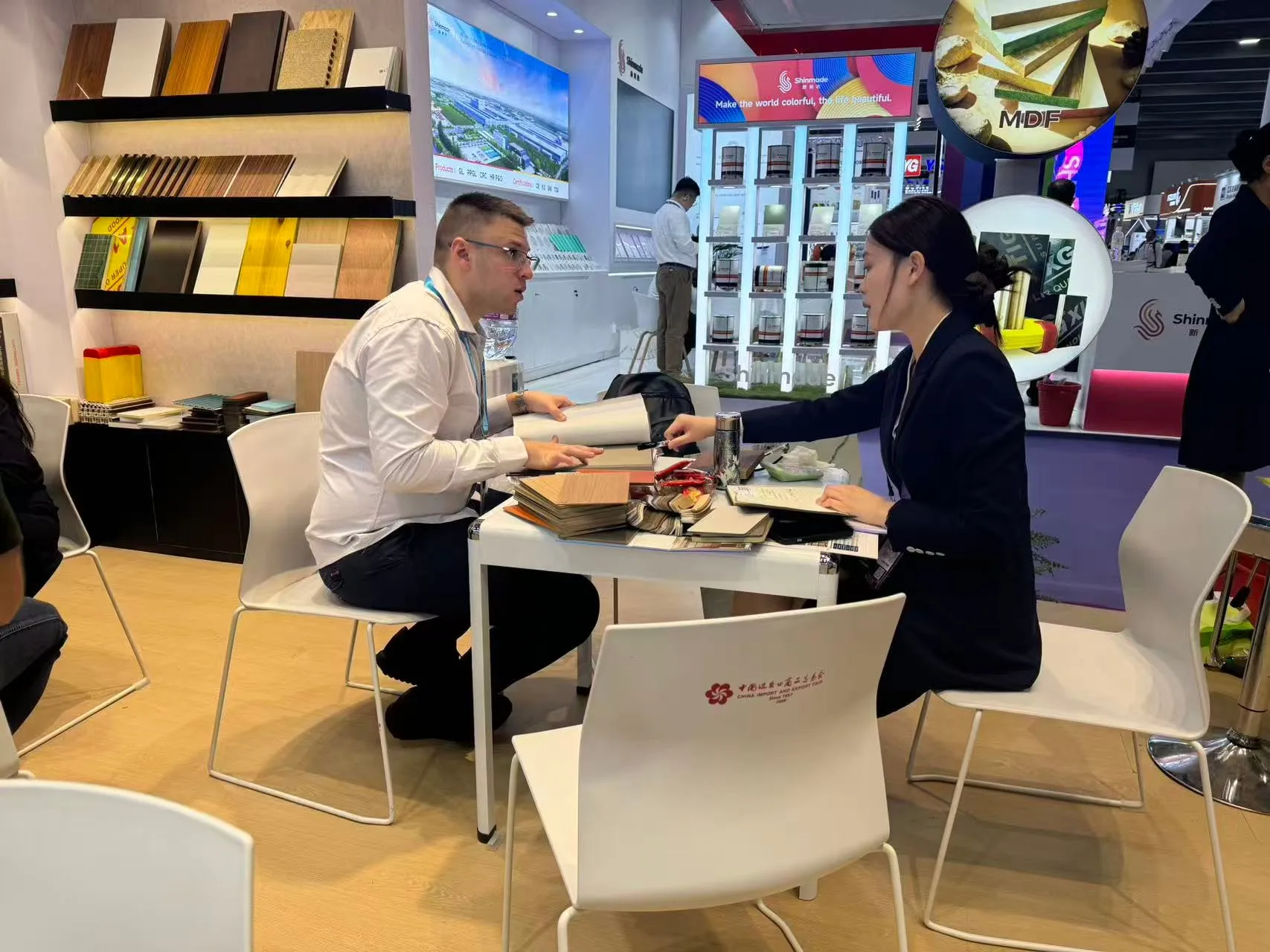 Xingang staff confirming details one by one with a buyer, from sample to quotation