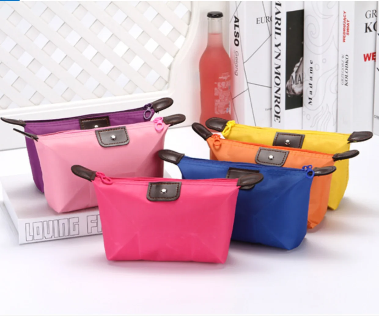 

Convenient and lovely nylon dumpling cosmetics makeup bag waterproof receive wash gargle bag logo wholesale customization, Picture shows