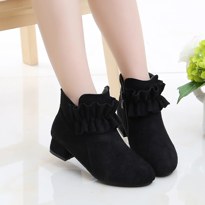 

Fashionable boots with warm styles and various fabrics