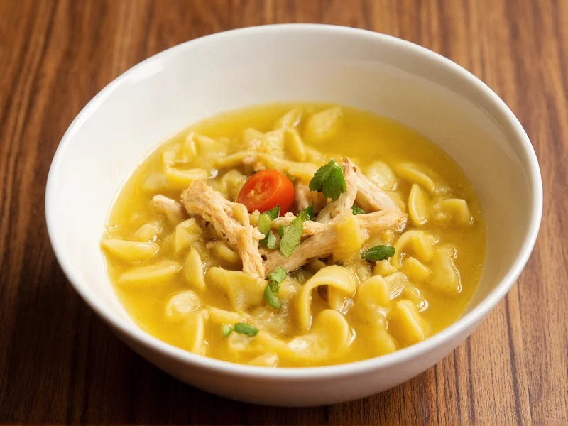 Hühnernudelsuppe in traditioneller Schüssel