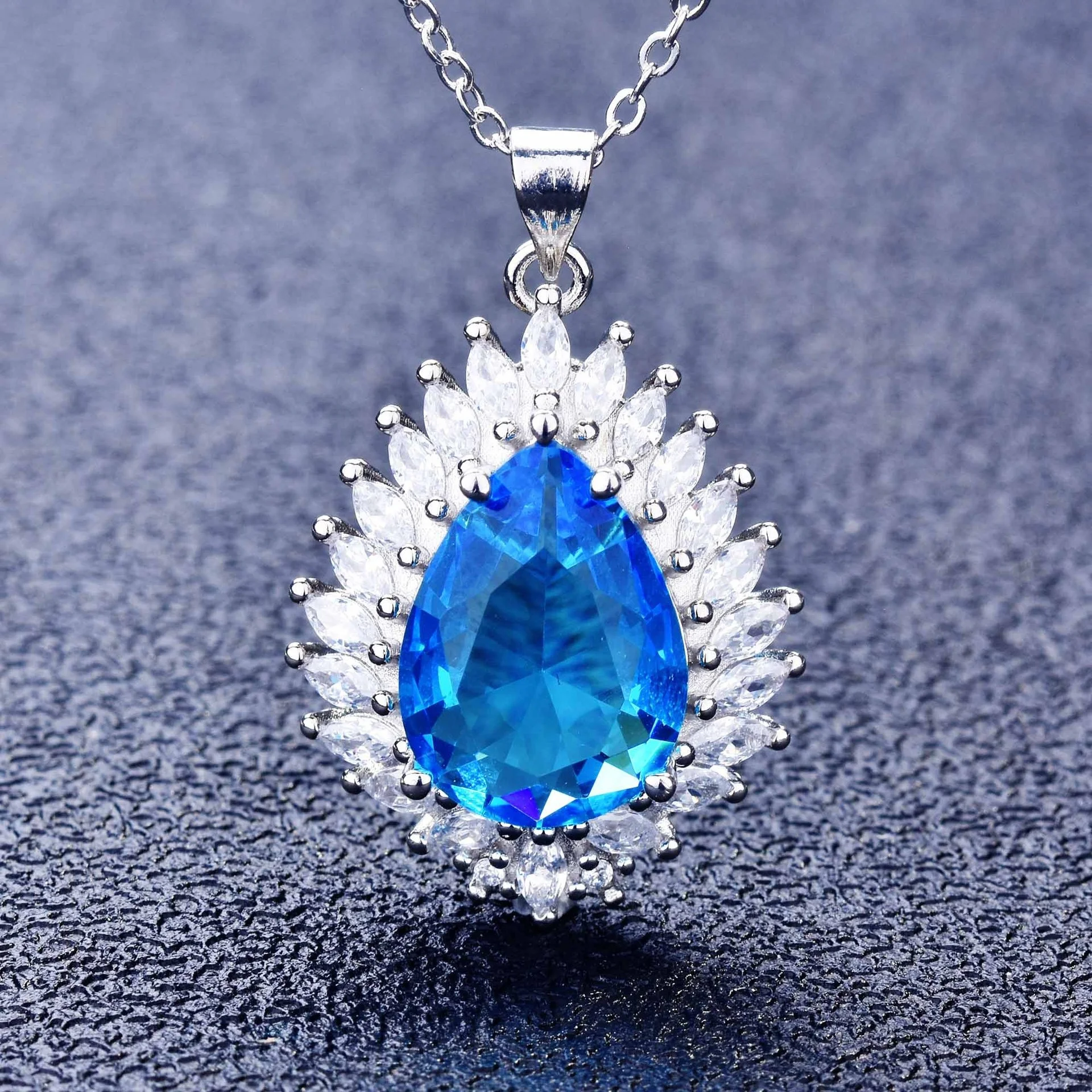 

Fashionable Charming Sunflower Pendant Necklace Women's Wedding Engagement Blue Crystal Zircon Necklace Party Jewelry Gift