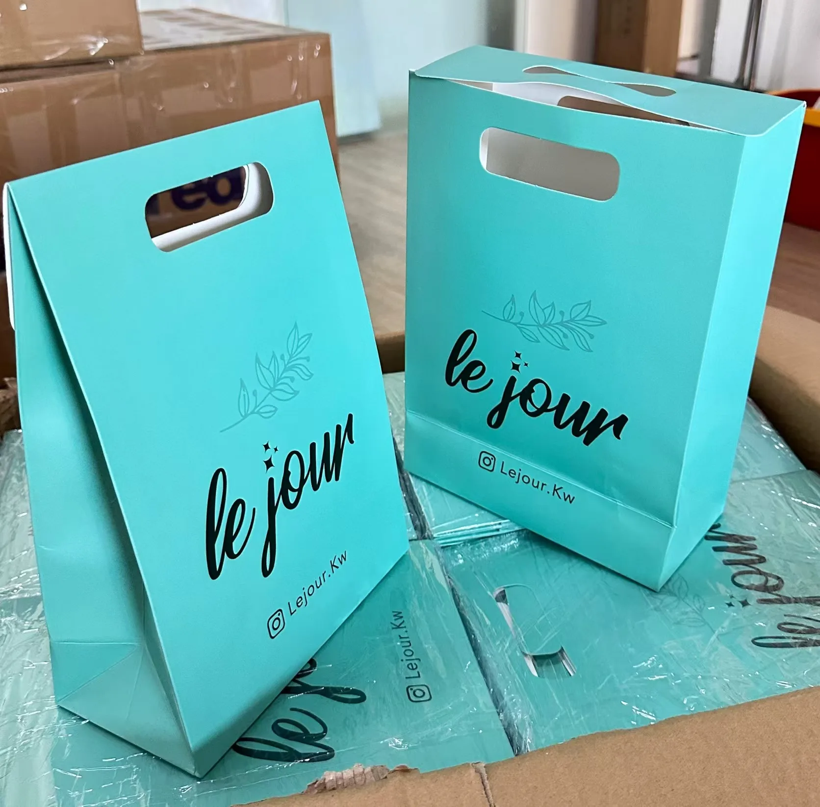 Blue Custom Design High Quality Luxury Paper Bags Recyclable Shopping Clothing Gift Bags With Your Own Logo