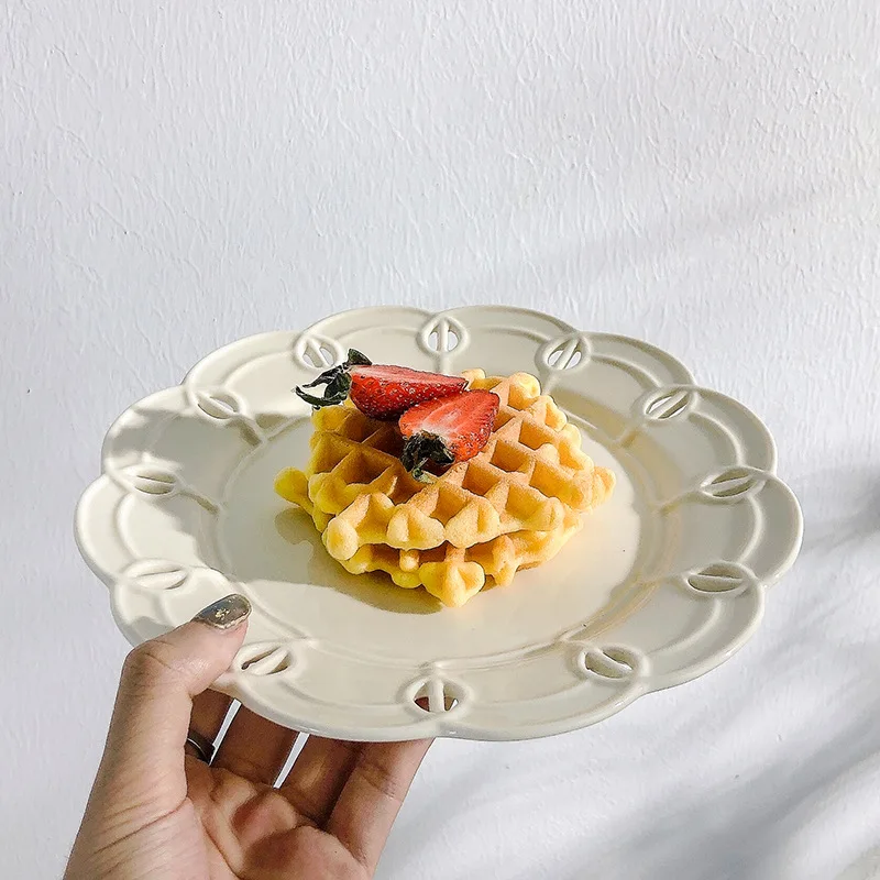 

European-style retro hollow ceramic plate wedding plate decoration household restaurant dim sum plate tray dessert