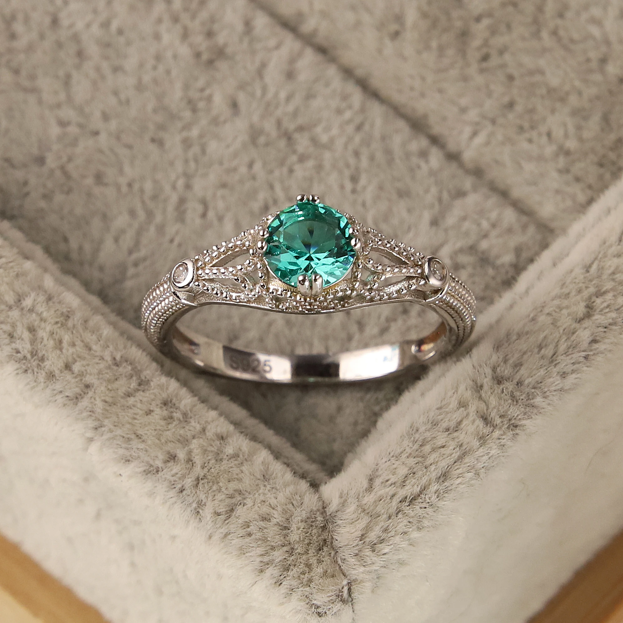 

Hot selling fashion 925 Sterling Silver noble lady ring with split group inlaid with platinum zircon green round crystal jewelry