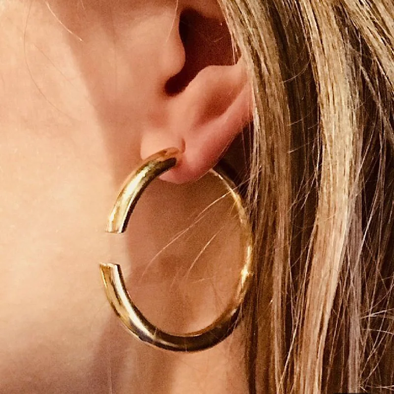 

European And American Hot-Selling Stainless Steel Chunky C-Shaped Hoop Earrings 18K Gold Plated Hollow Round Earrings, Picture shows