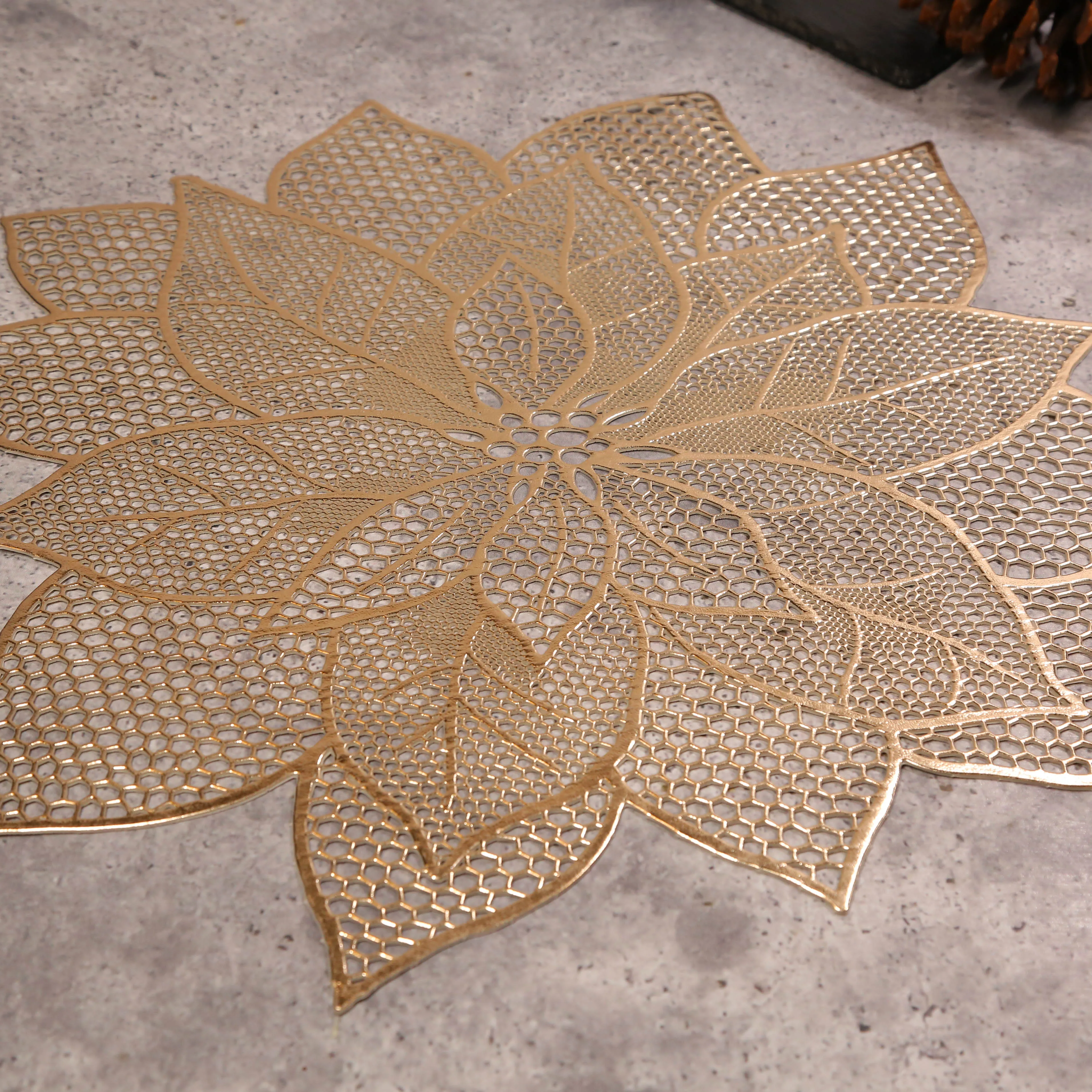 

Tabletex stock PVC dining table mat flower design waterproof kitchen Christmas series gold color tableware placemats