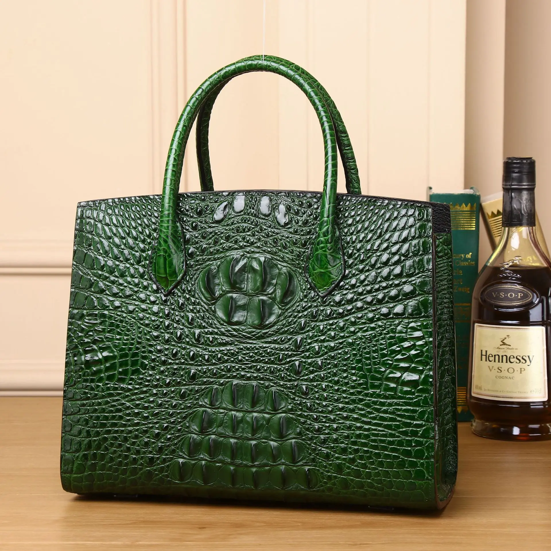 

2023 New women's handbag retro crocodile pattern wholesales designer logo cowhide women leather messenger bag