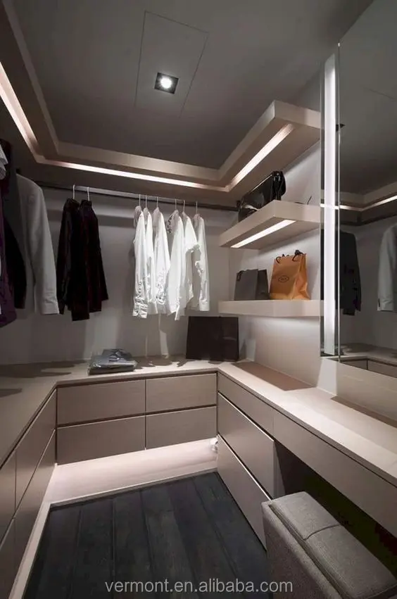 walk in closet 1.jpg