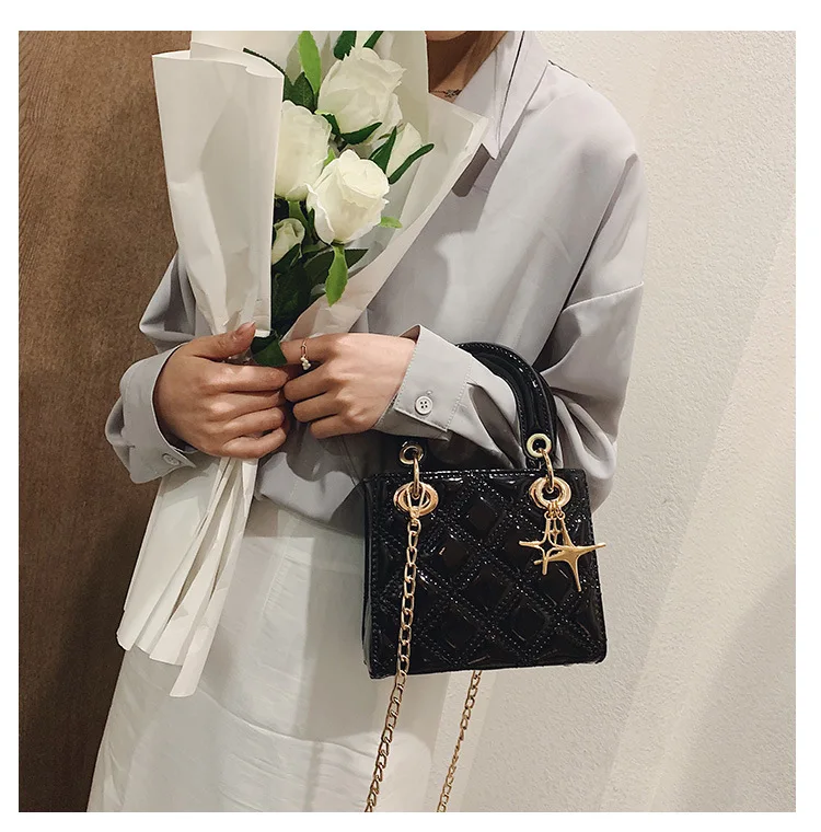 

Quilted Patent Leather Cross Thread Handbag Women Designer Messenger Elegant Lady Crossbody Bag Chains Hand Tote Shoulder Bags, Black