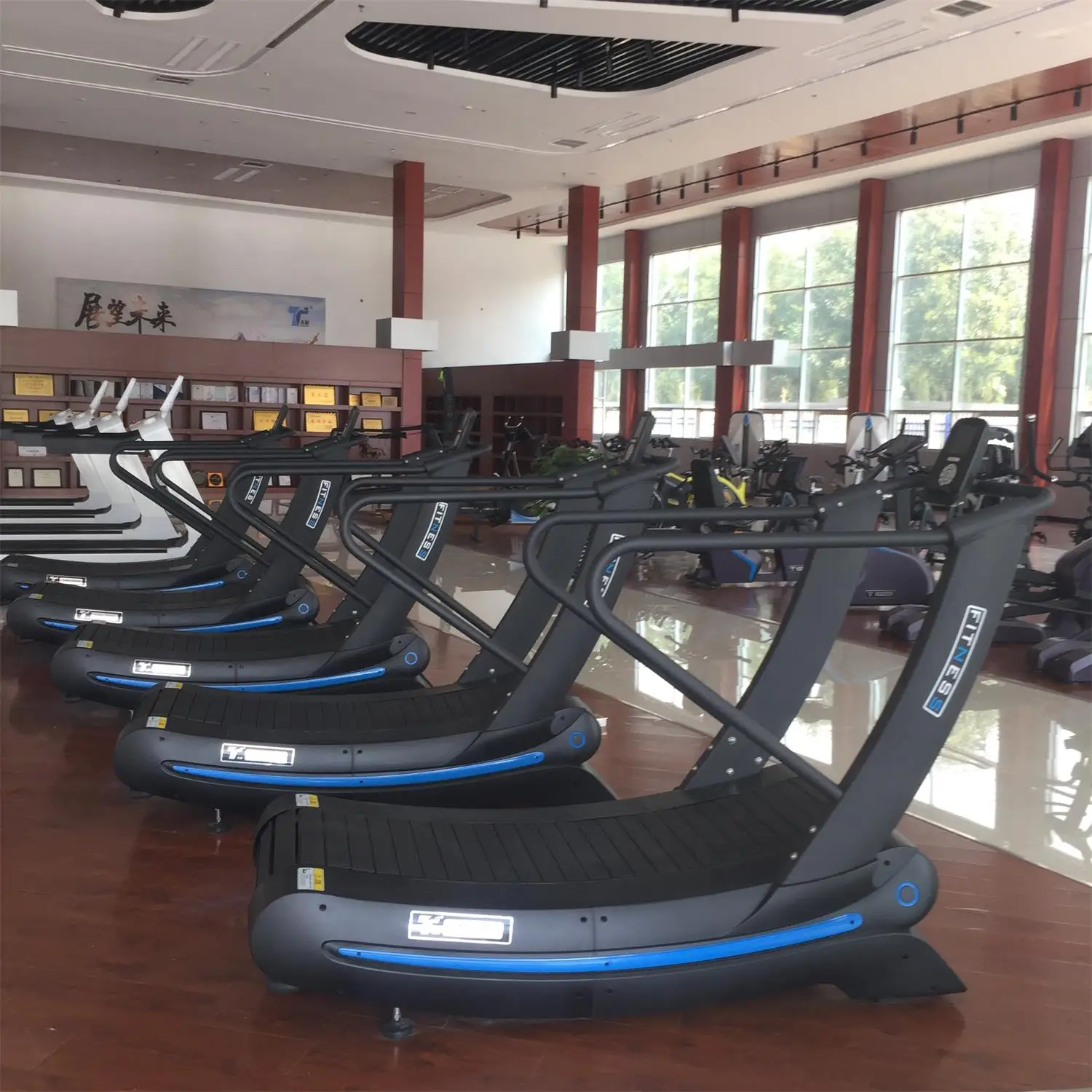 curved treadmill ..jpg