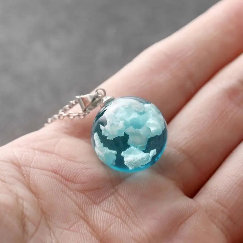 

Hot Selling Women Girls Necklace Blue Sky White Clouds Transparent Round Resin Pendant Short Necklace R1402