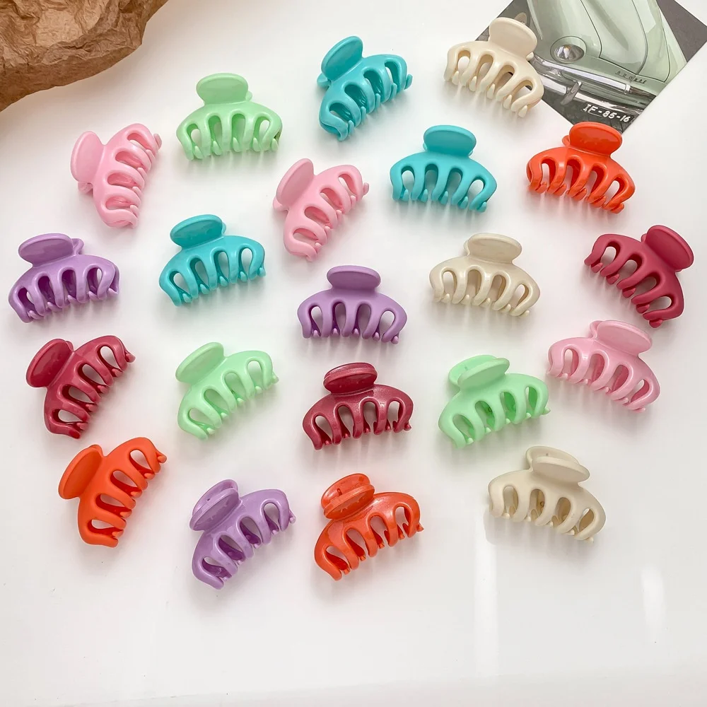 

2023 Wholesale Custom Candy Sweet Hair Claw Clip Simple Fashion Mini Small Plastic Hair Claw For Hair Accessories