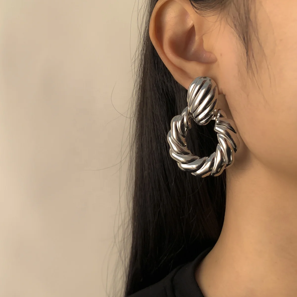 

Simple Fashion Bright Color Metal Hoop Earrings Round Rattan Twist Earrings For women, Gold and silver