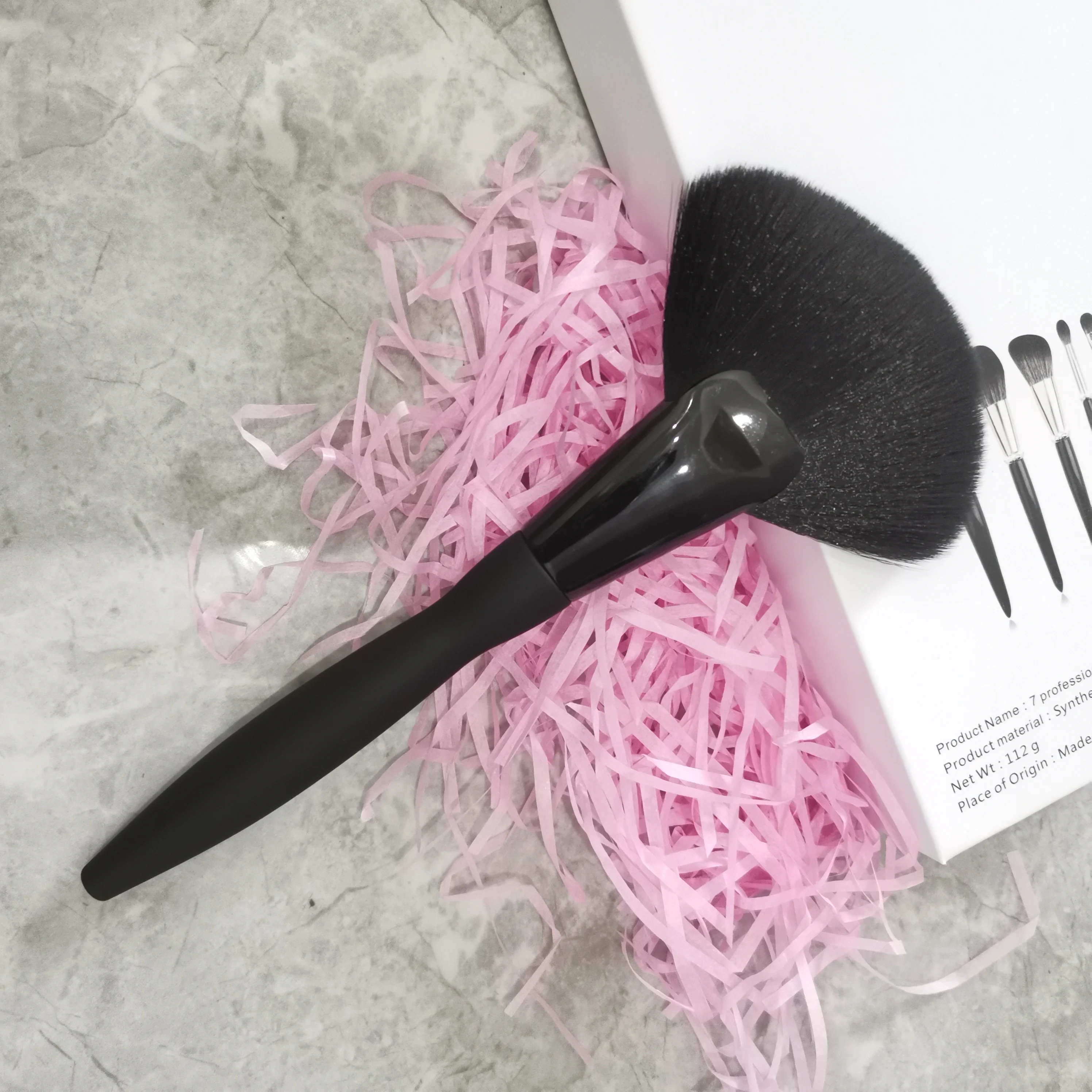 

Low Moq Private Label Professional Cosmetic Make Up Single Diamond Bottom Makeup Large Fan Brush Blush, Black