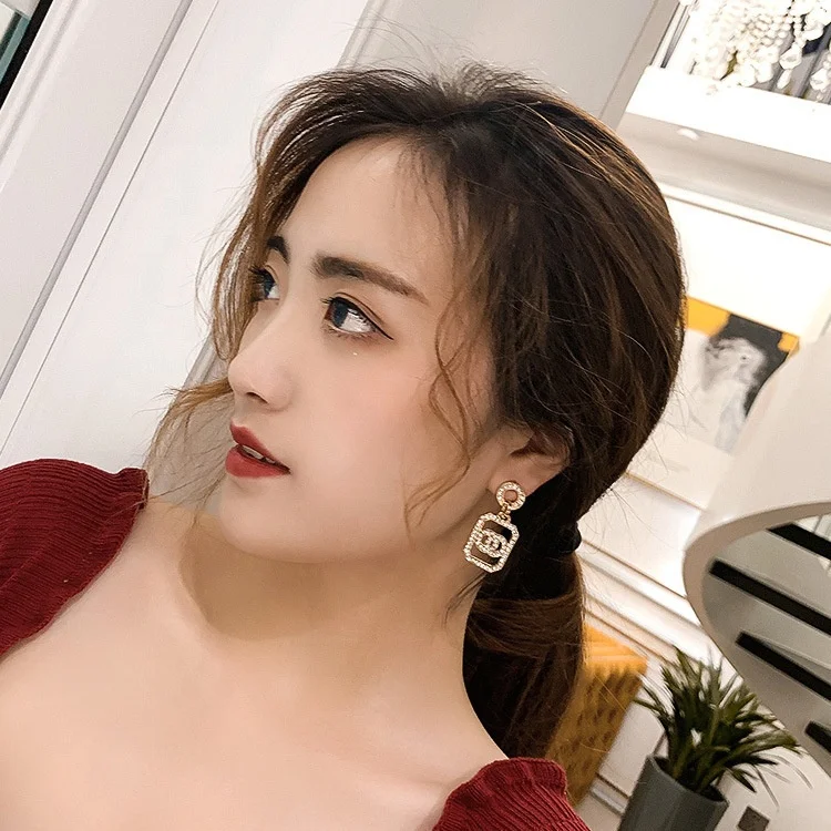 

Yingchao 2020 Korean Fashion Simple Design S925 Sliver Needle Luxury Crystal Letter Pendant Drop Stud Earrings for Women Jewelry