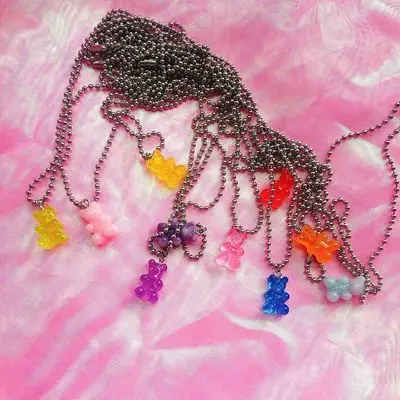 

Ding yi 2021 Disco dancing hip-hop transparent jelly color bear necklace is a beautiful girl collarbone chain necklace