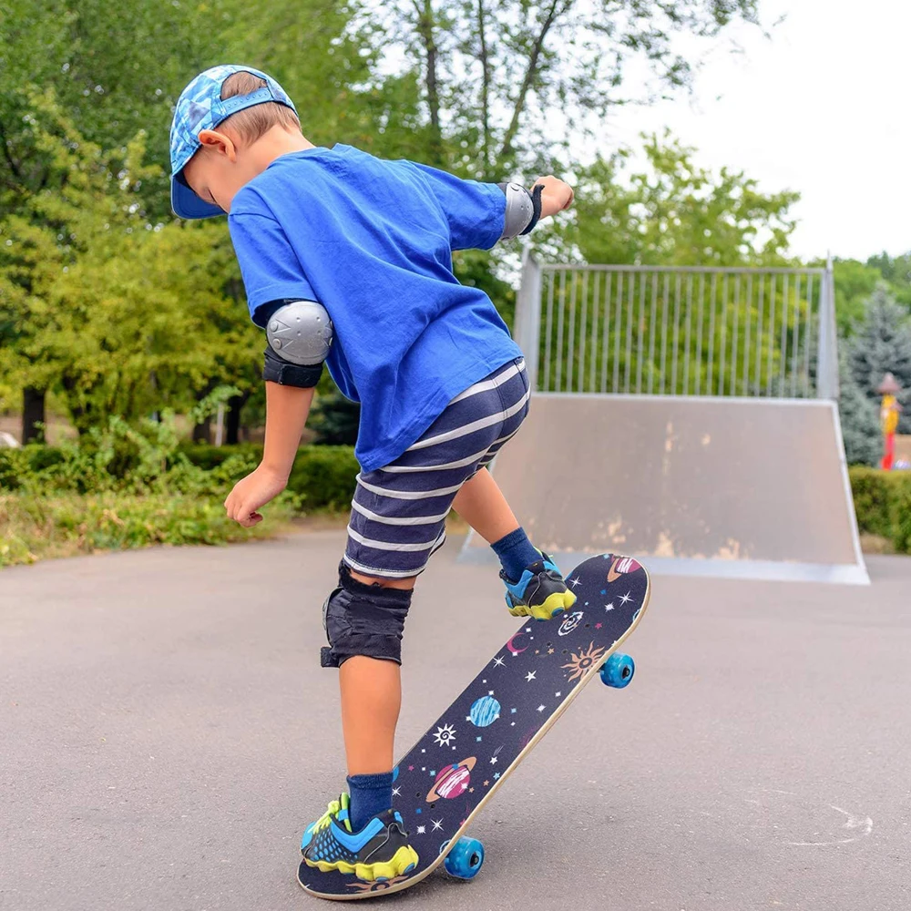 Поднимать детям находится в 11 лет. Boy on Skateboard with his Helmet in hand.