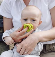 

Amazon Hot Eco-friendly Retractable Silicone Baby Pacifier With Cover