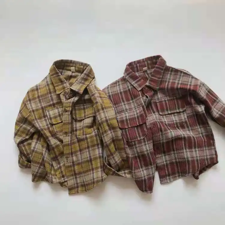 Boy and girl neutral plaid long sleeve round neck shirts for children in autumn and winter.