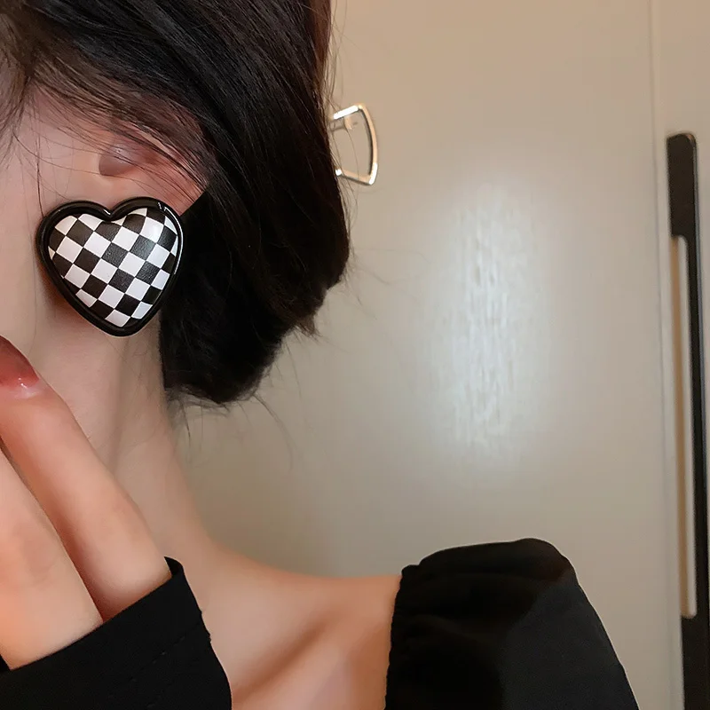 

new design black white stud leather earring heart