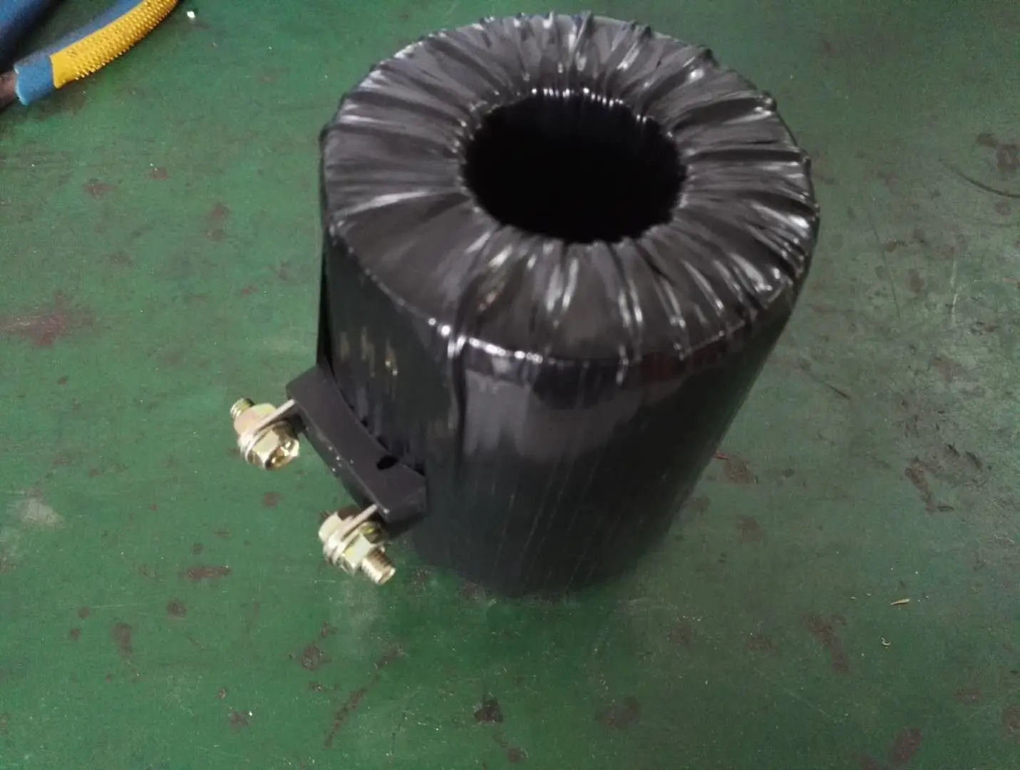 Защитный трансформатор. 5ква. Трансформатор тока tat063 64x31 1200/1 3va cl. 3кв на 230 вольт. Защитный трансформатор nf 24006 ip44.