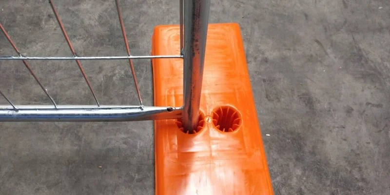 에 대한 최신 회사 뉴스 임시 담을 위한 콘크리트에 의하여 채워지는 안정되어 있는 지원 임시 담 기초 사출 성형 플라스틱 발  3